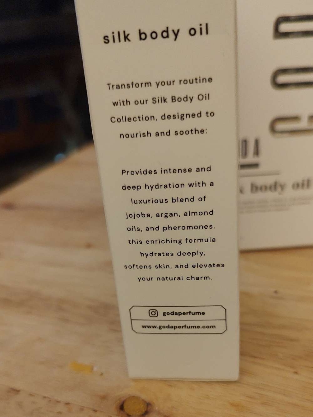 Silk Body Oil – White - Picture 4 of 4